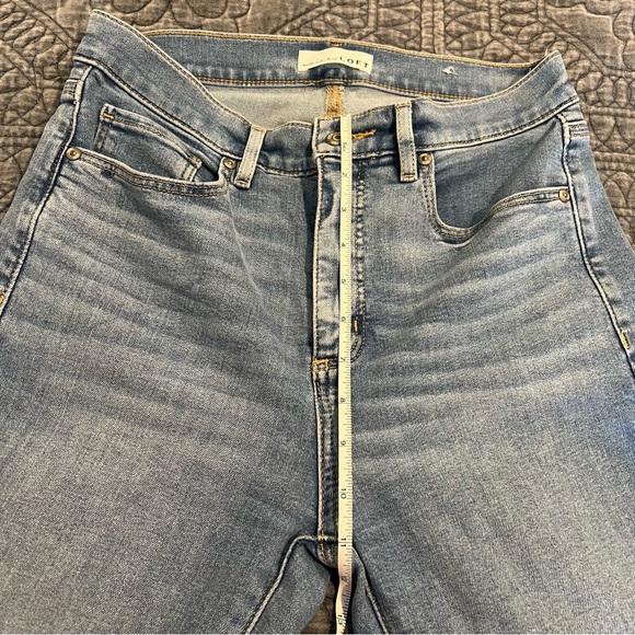 LOFT High Rise Skinny Distressed Jean. Light wash 4/27 - Picture 4 of 14